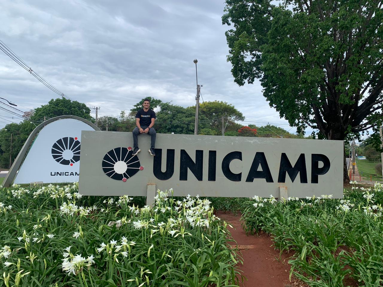 Pedro Gabriel diante da entrada da Unicamp