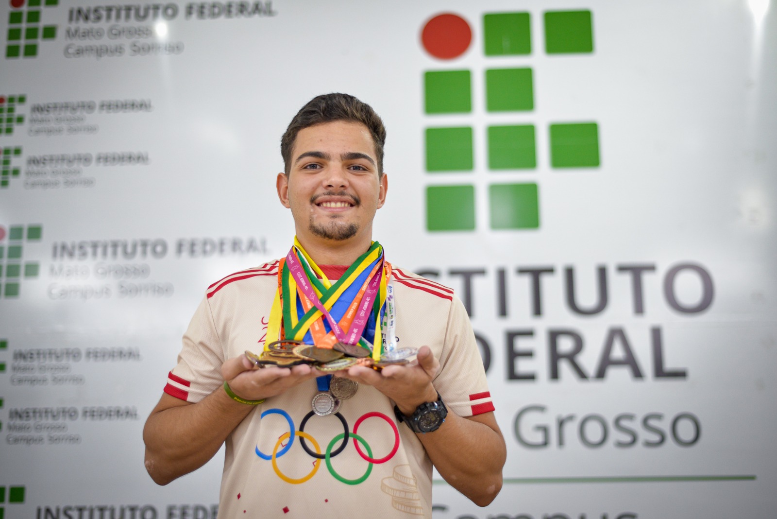 Pedro Gabriel Saraiva com suas medalhas no IFMT