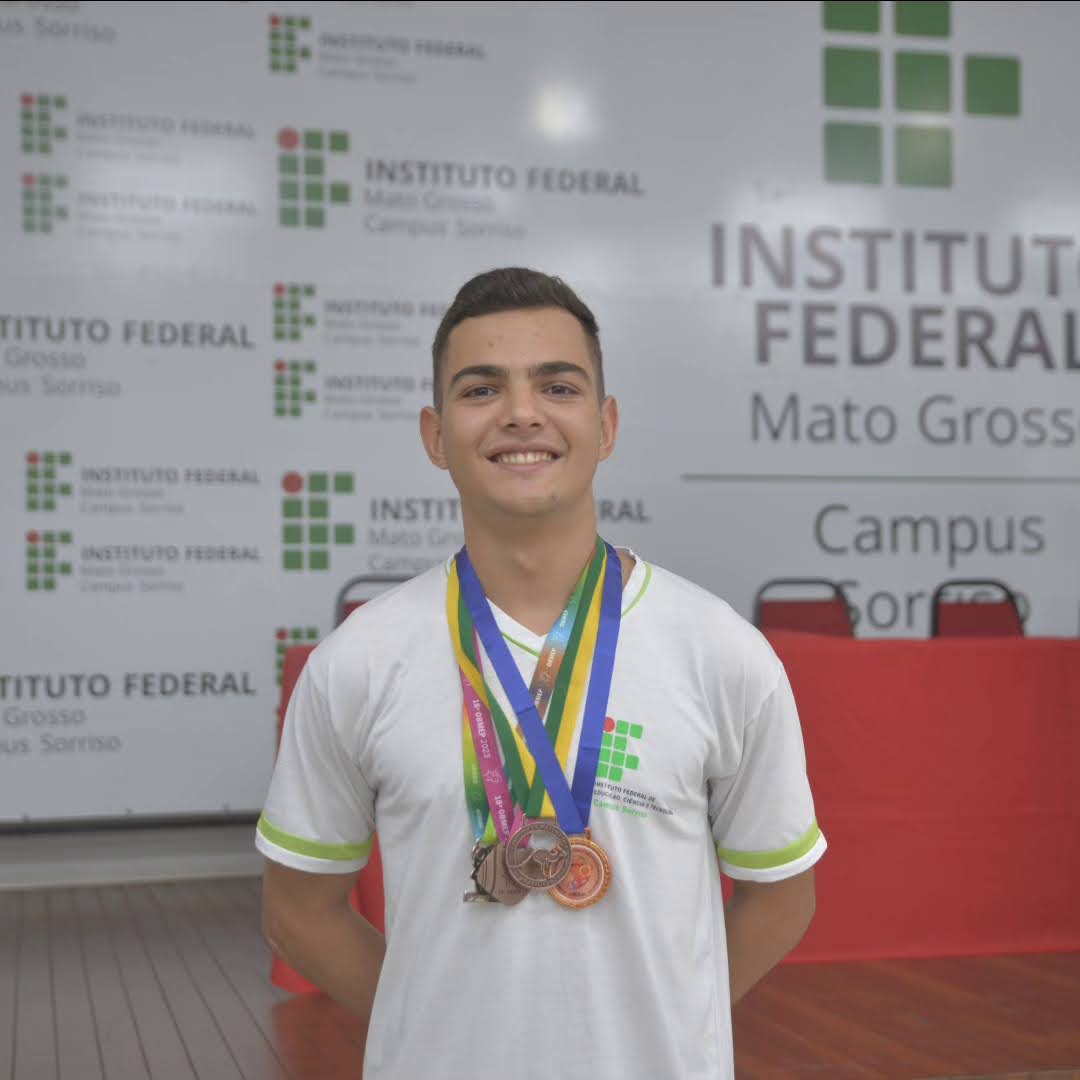 Pedro Gabriel segurando medalhas em evento do IFMT