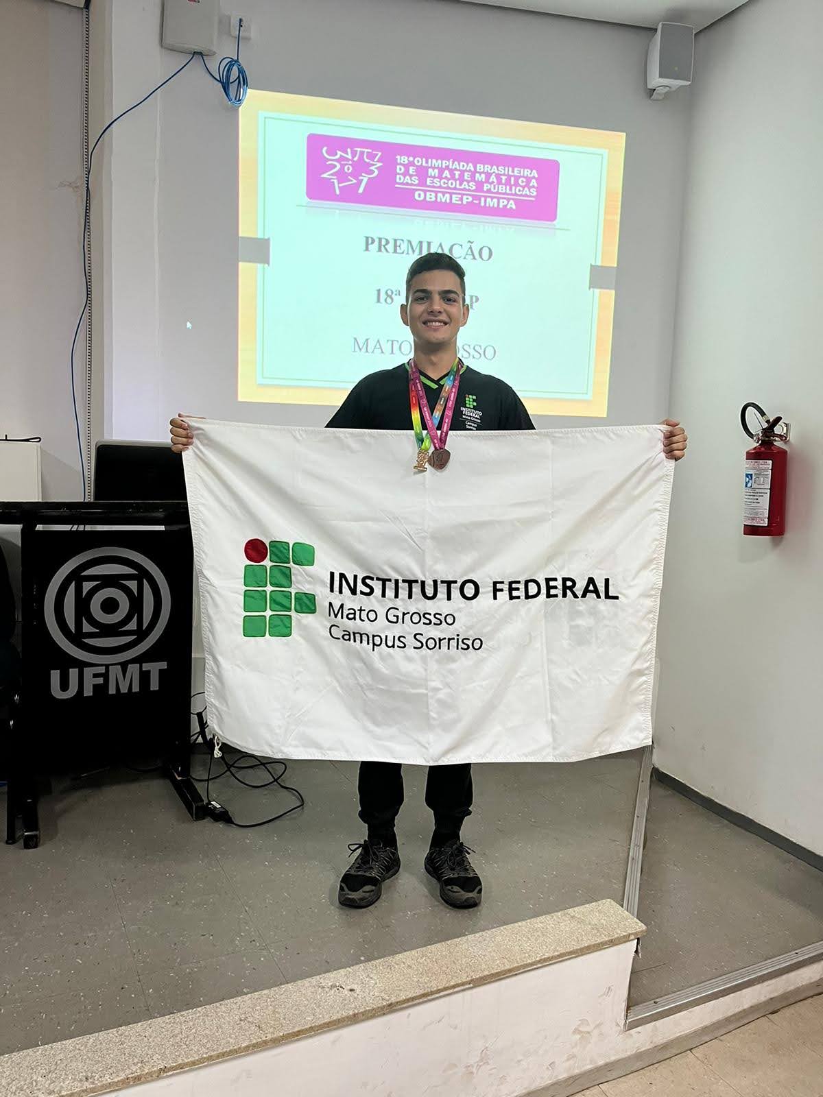 Pedro Gabriel em cerimônia de premiação da OBMEP no IFMT